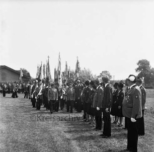 Schützenverein Redderschmiede e.V.: Vorplatz der Schützenhalle: Schützenfest: Fahneneinmarsch der Abordnungen teilnehmender Schützenvereine