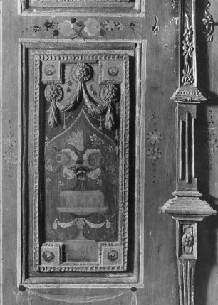 Zweitüriger Bauernschrank : Zweitüriger Bauernschrank. Holz, geschnitzt, bemalt. Türfeld. Bad Waldsee: Stadtmuseum