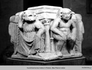 Sechseckiger Sockel mit der Darstellung Davids, eines lesenden Mönchs und vier weiteren Figuren