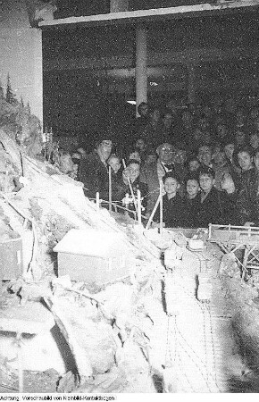 Der Schnitzer Richard Meier beim Erklären seines Modells "Bau der Talsperre Sosa" auf der Volkskunstausstellung in Dresden
