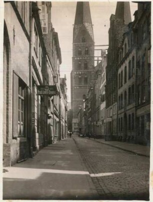 Lübeck, Marienkirche und Alfstraße : Lübeck, Blick auf die Marienkirche durch die Alfstraße