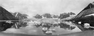 Spitzbergen (Svalbard). Magdalenen-Bay, Waggonway-Gletscher. Blick vom Hochseepassagierdampfer "Victoria Luise" zur Küste