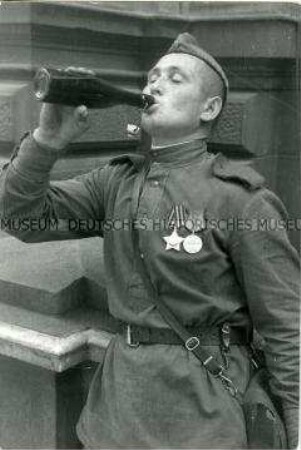 Sowjetischer Soldat beim Bier trinken