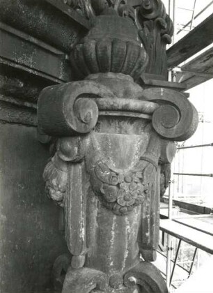 Schmuckvase : Schmuckvase. Sandstein (um 1905). Hüftstück. Dresden-Altstadt, Schloßplatz 1, Baustelle Ständehaus (Bauphase Substanzsicherung / Wiederaufbau Dach)
