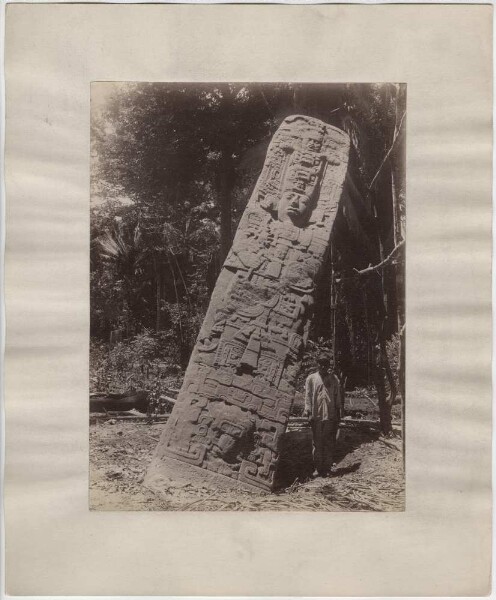 Stele 4 (E). Südseite. (mit einheimischen Jungen)