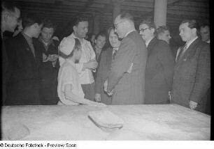 Besuch ausländischer Genossenschaftler in einer Großbäckerei