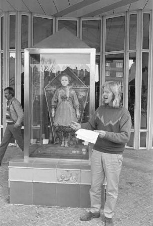 Badischer Gemeindeunfallversicherungsverband GUV. Enthüllung des Kunstwerks "Eva im Glashaus" von Jürgen Goertz vor dem Verwaltungsgebäude am Waldhornplatz 1.