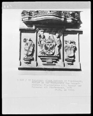 Wappentafel mit Konstanzer Stadtwappen und Reichsadler gehalten von den Stadtpatronen Konrad und Pelagius