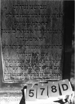 Grabstein 578 (Index: 99790967) Maße HxBxT: 141x67x41 cm Symbolik: nach unten gehaltene Fackeln: Grabstein 578D (Nachholaufnahme)