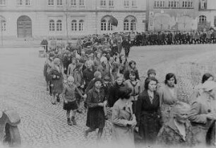 Demonstration in Raschau zum 1. Mai 1930 : Schwarzenberg. Demonstration in zum 1. Mai 1930, im Hintergrund Hotel "Sächsischer Hof"