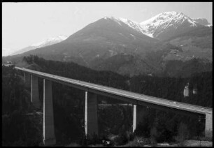 Igls: Gesamtansicht der Europa Brücke mit Schönberg, von Osten
