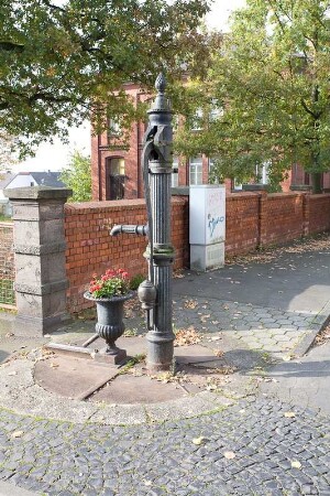 Wasserpumpe; Staufenberg, Burggarten