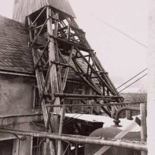 Nach dem Umbau von 1956: Förderturm mit Holzverstrebung