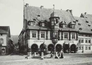 Goslar, Hotel Kaiserworth : Goslar. Hotel Kaiserworth, 1494 erbaut als Gildehaus der Gewandschneider, Annsicht über den Markt mit Marktbrunnen