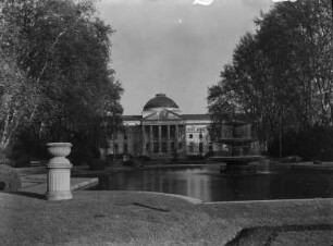 Kurhaus : Wiesbadener Kurhaus mit Bowling Green und Kaskadenbrunnen im Vordergrund