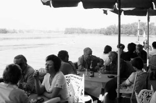 Gottlieben: Kaffeeterrasse der Drachenburg mit Rhein