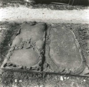 Görlitz. Alter Friedhof (Feld VII). Grabplatten (Nr. 1 und 2; 1738, 1701; Sandstein), rechts für Martha Elisabeth Lange geborene Frentzel?