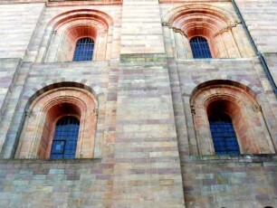 Ansicht von Norden-nördlicher Querhausarm im mittleren Bereich mit abgestuften und profilierten Fenstern im Detail