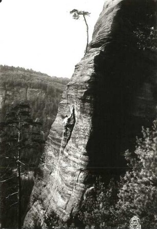 Böhmische Schweiz, Elbtal - Rechtes Ufer (Labské údolí - Pravý břeh). Wotanskegel (Vojtěch). Seilschaft Klemm am kurzen Riß unter dem 1. Ring des Alten Weges (VI)
