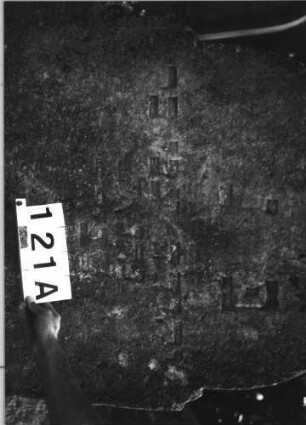 Grabstein 121 (Index: 100085501) Maße HxBxT: 138x85x14 cm Beschreibung: Stele, eingezog. Rundbogenabschl. , Zahnfries, Schriftfeld eingetieft auf Vorderseite: Grabstein 121A