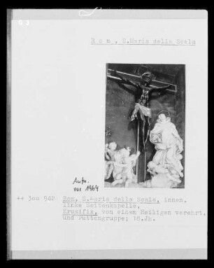Kruzifix von einem Heiligen verehrt, Puttengruppe