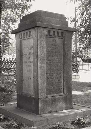 Denkmal für die Gefallenen des 1. Weltkrieges : Denkmal für die Gefallenen des 1. Weltkrieges. Stein (nach 1918). Nebelschütz, Kirchhof