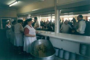 Friedland. Essenausgabe im Speisesaal des Aussiedlerlagers