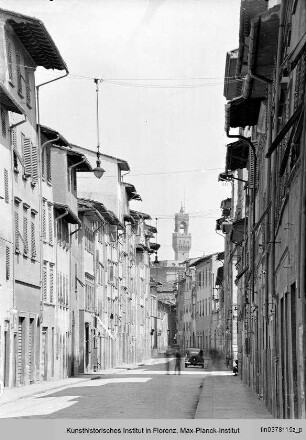 Straße auf der südlichen Seite des Arno mit Blick auf den Turm des Palazzo Vecchio, Florenz