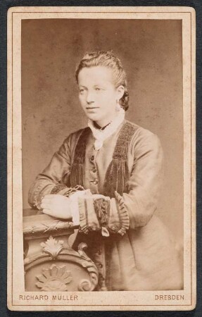 Frauenporträt, aufgenommen im Photographischen Atelier von Richard Müller in Dresden, Marienstraße 26