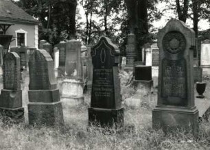 Görlitz-Biesnitz, Promenadenstraße. Jüdischer Friedhof. Grabmale (ab 1917). Ansicht mit Grabmalen für J. Wollsteiner, S. Dienstag und E. Scheye