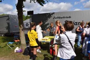Bad Oldesloe: Kindervogelschießen: Exer: Wettspiele: Schülerinnen bei einer Variante des Beer Pong: 13. Juli 2023