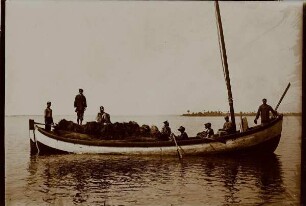 Afrikaner in einem Transportboot
