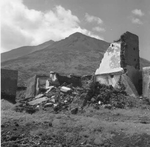 Stromboli, Blick über die Ruine eines Gebäudes auf den Vulkan