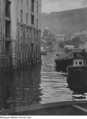Boote an einer Anlegestelle mit Blick zur Stadt