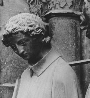 Nördliches Westportal — Südliches Gewände — Heiliger Diakon (1. Figur)