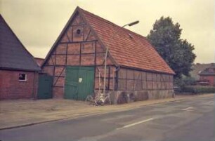 Alte Landstraße [34]: traufständige Durchfahrtsscheune, Fachwerkbau: Straßenfront: Giebelseite mit Scheunentor: links traufständiges Bauernhaus [angeschnitten]