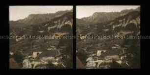 Blick vom Kirchturm auf Bauernhöfe und Eisenbahnbrücke, Lauterbrunnen