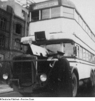 Berlin, Büssing-Doppelstockomnibus mit geöffneter Motorhaube