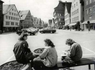 Junge Leute auf dem Marktplatz von Biberach
