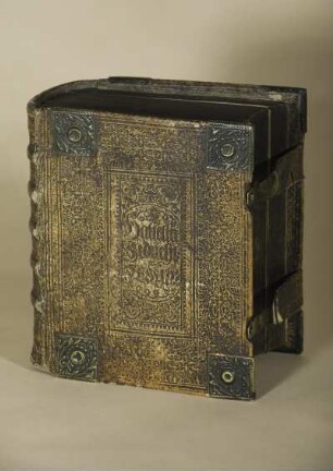 Biblia, To je, Zyłe Szwjate Pißmo Stareho a Noweho Sakona (Sorbische Luther-Bibel). Einband Vorderdeckel und Schließen. Bautzen: David Richter, 1728. Bautzen: Sorbisches Institut W.K.1