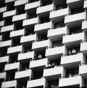 Blick auf die Fassade des Hotel Neptun (1969-1971), Rostock-Warnemünde, Seestraße 19