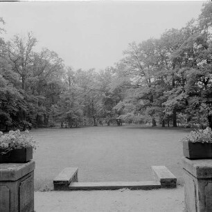 Herrenhaus Bagenz, Park : Herrenhaus Bagenz. Blick von der Gartenterrasse nach Süden