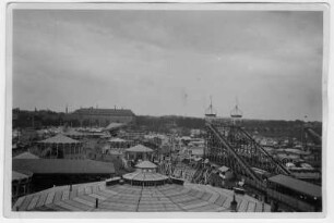 Blick über einen Jahrmarkt