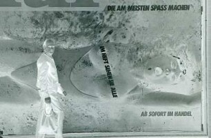 Frankfurt - Werbeplakat : Mann steht vor einem Werbeplakat. Aufgenommen in Frankfurt ca. 1985