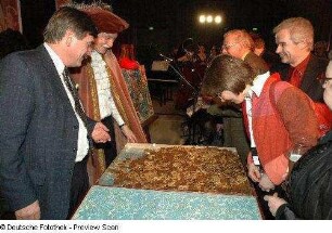 Festabend im Deutschen Hygiene-Museum. Kreuzworträtsel mit Russischbrot