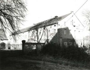 Pirna-Liebethal, Nummer 51?. Ehemaliger Gutshof (1876/1900). Wohnstallhaus und Teil der Toranlage