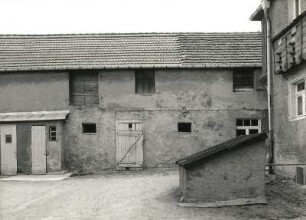 Medingen, Weixdorfer Straße 5. Bauernhof (1801/1850). Hofansicht des Stallgebäudes
