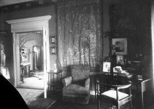 Wernigerode. Wohnung der Familie Knochenhauer. Wohnraum. Teilansicht mit Schreibtisch. Durchblick in den Japanischen Salon