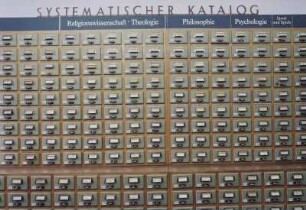 Sächsische Landesbibliothek - Staats- und Universitätsbibliothek Dresden. Zentralbibliothek (ehem. Landesbibliothek). 1. Obergeschoss. Abteilung Information, Auskunft, Systematischer Katalog (Teilansicht einer Schrankseite) : Dresden-Neustadt, Marienallee 12. Sächsische Landesbibliothek - Staats- und Universitätsbibliothek Dresden. Zentralbibliothek (ehem. Landesbibliothek). 1. Obergeschoss. Abteilung Information, Auskunft, Systematischer Katalog (Teilansicht einer Schrankseite)