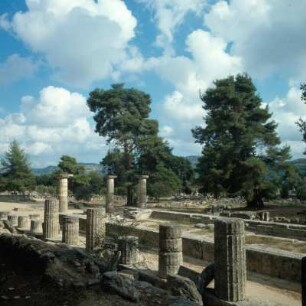 Olympia, Altis. Das archaische Heraion am Fuße des Kronos-Hügels, vor Mitte 6.v. Chr., 19:50 m, altertümlich